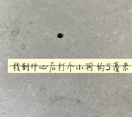 台前瓷砖空鼓维修公司专业解答在瓷砖铺贴过程中，如果砂料搅拌不均匀，将会带来以下问题