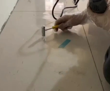 台前瓷砖开裂维修公司专业分享瓷砖在铺贴前如果没有沥干水分，将会导致以下问题
